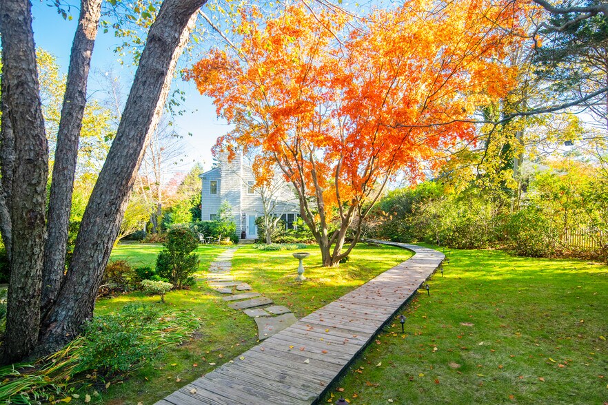More Photos Of 31 N Main St, East Hampton Hospitality For Sale