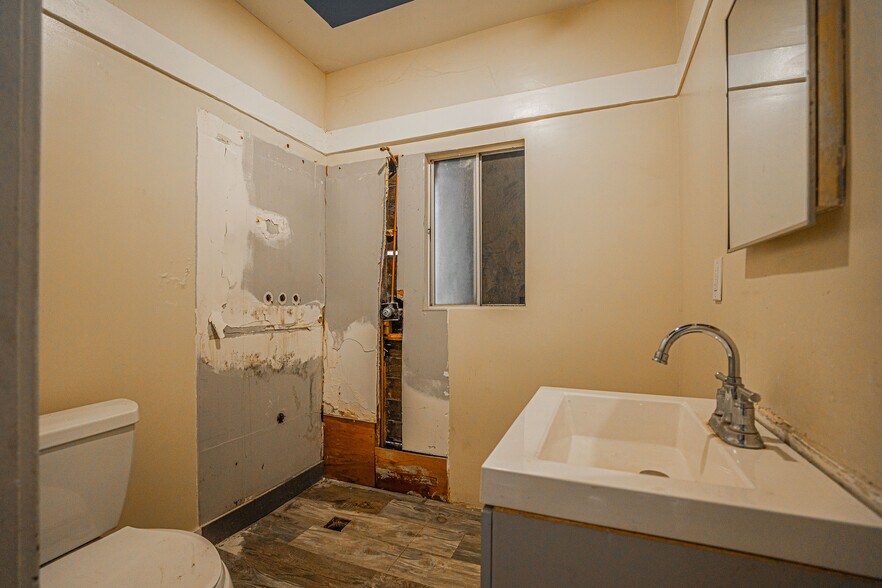 More Photos Of 1664 S Western Ave, Los Angeles Auto Dealership For Sale