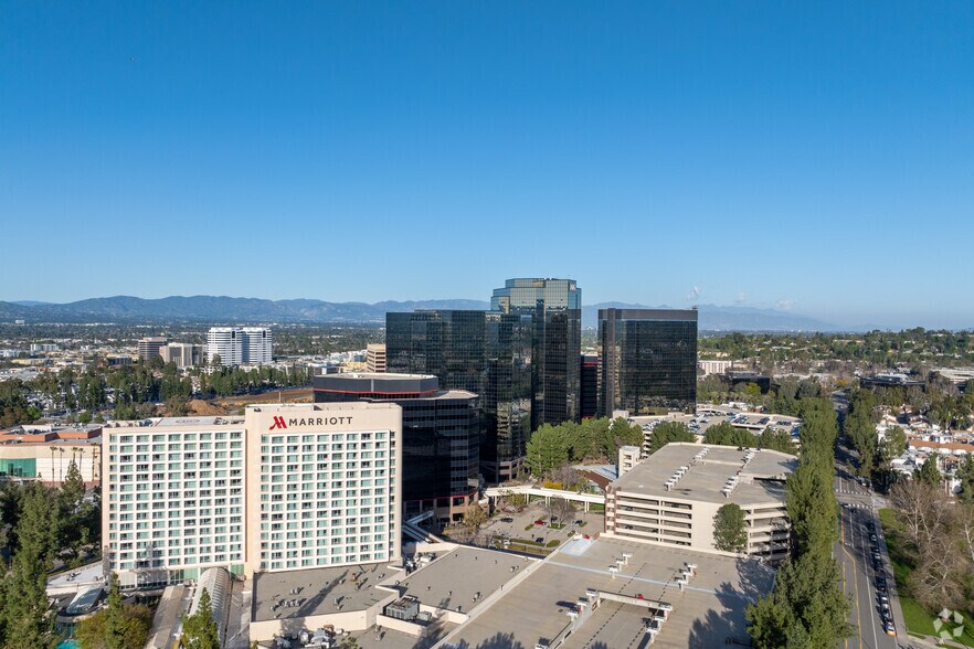 More Photos Of 21800 Oxnard St, Woodland Hills Office For Lease