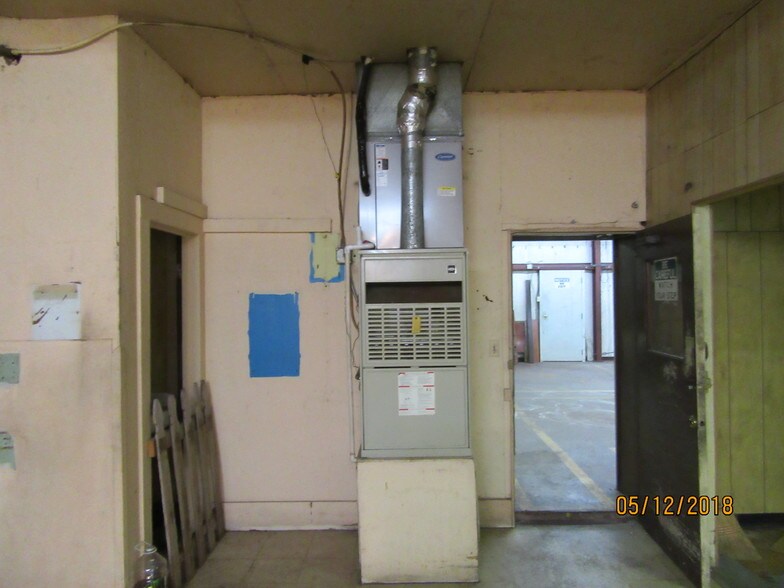 More Photos Of 205 NE Loop 230, Smithville Warehouse For Lease