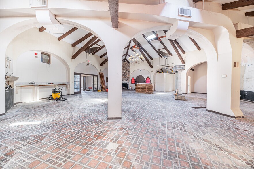 More Photos Of 30 Gingerbread Castle Rd, Hamburg Storefront For Sale