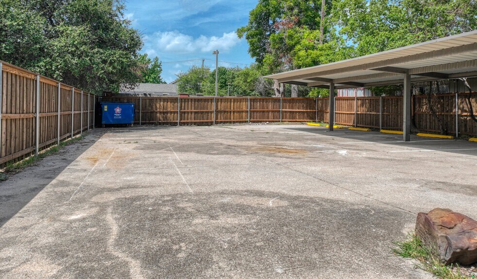 More Photos Of 1717 N Garrett Ave, Dallas Medical For Sale