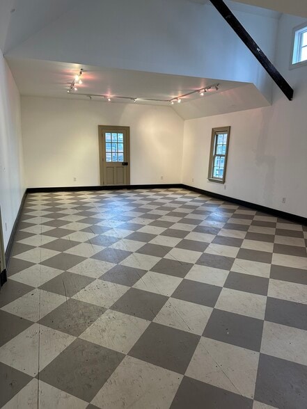 More Photos Of 55 N Cedar St, Lititz Showroom For Lease