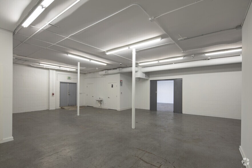 More Photos Of 900 N Western Ave, Los Angeles Showroom For Sale