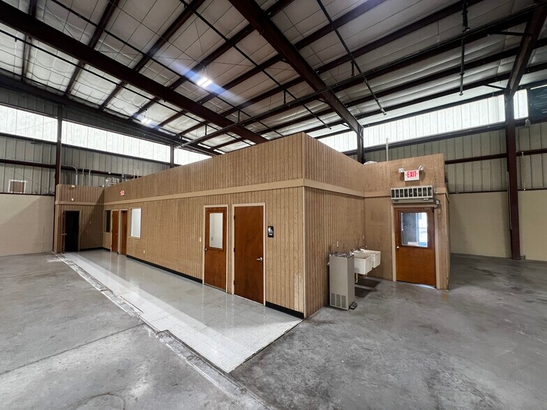 More Photos Of 3125 Drane Field Rd, Lakeland Warehouse For Lease