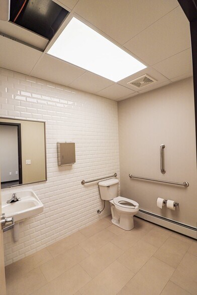 More Photos Of 2120 S Ridge Rd, Green Bay Office For Lease