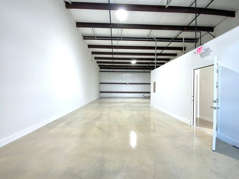 More Photos Of 1304 Leander Dr, Leander Industrial For Lease