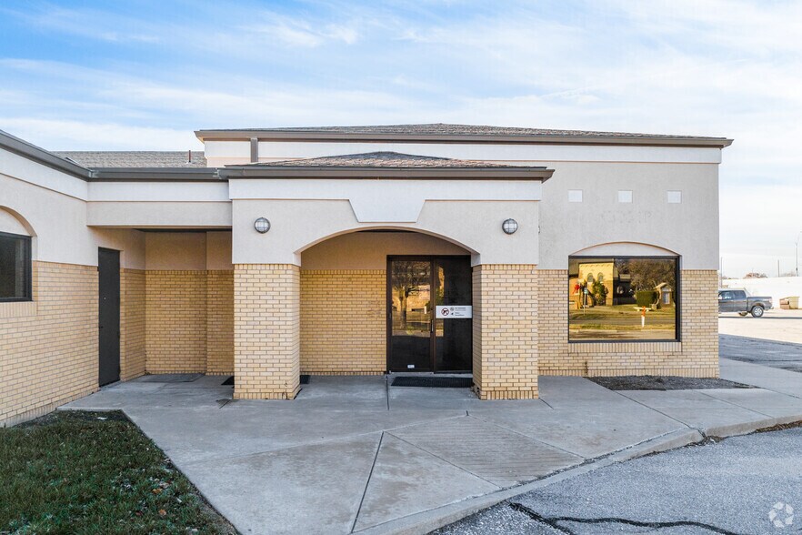 More Photos Of 2535 E Lincoln St, Wichita Medical For Lease