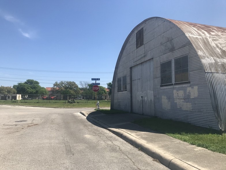 More Photos Of 322 Lucas St, San Antonio Auto Repair For Lease