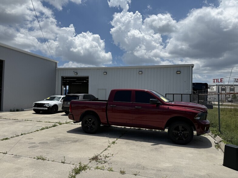 More Photos Of 917 15th Ave SE, Cape Coral Warehouse For Lease