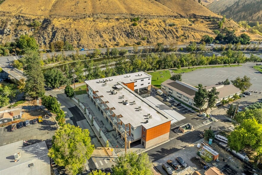 More Photos Of 412 Aplets Way, Cashmere General Retail For Lease