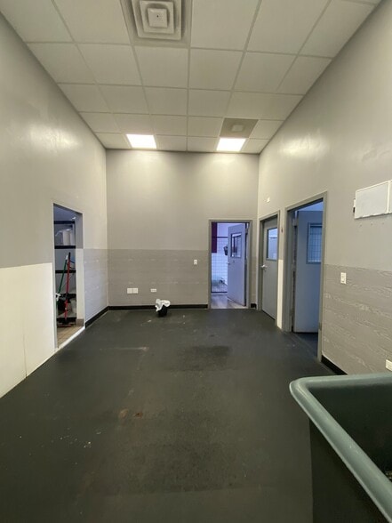 More Photos Of 703 Childs St, Wheaton Veterinarian Kennel For Sale