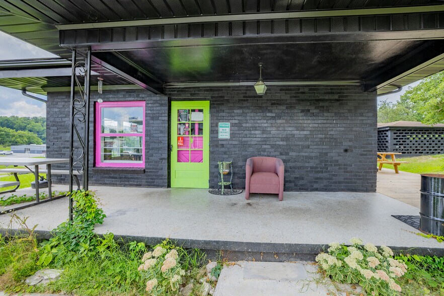 More Photos Of 1840 Volunteer Pky, Bristol Storefront Retail Residential For Sale
