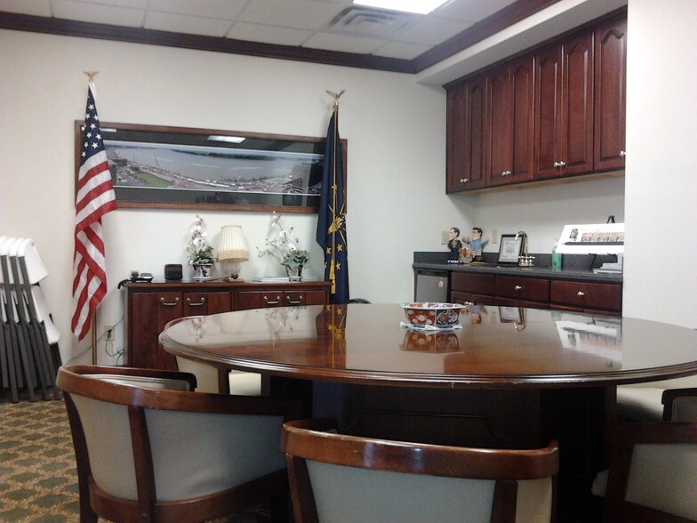 More Photos Of 815 John St, Evansville Light Distribution For Lease