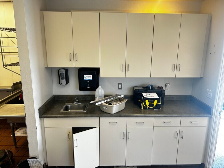 More Photos Of 350 Stafford Ln, Delta Freestanding For Lease