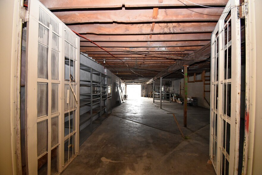 More Photos Of 443 W Walnut St, Danville Storefront For Lease