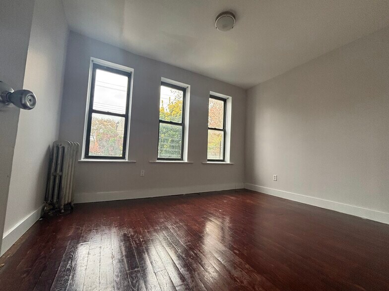More Photos Of 733 Hinsdale St, Brooklyn Apartments For Sale