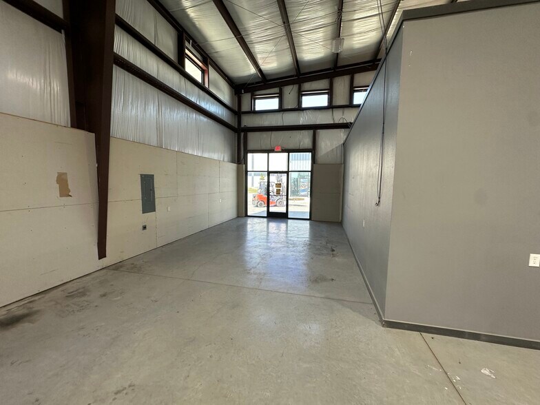 More Photos Of 13055 Harmon Rd, Fort Worth Warehouse For Lease