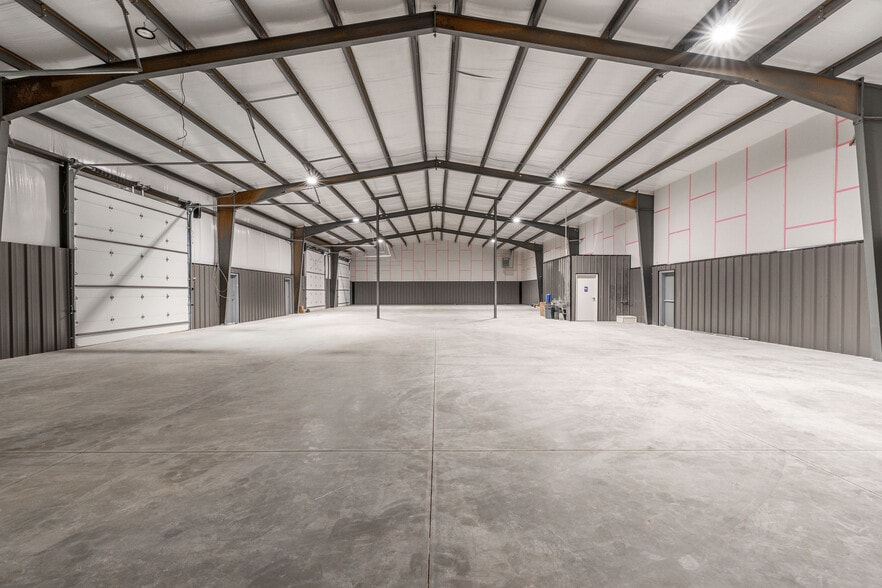 More Photos Of 116 NE 37th St, Oklahoma City Warehouse For Lease