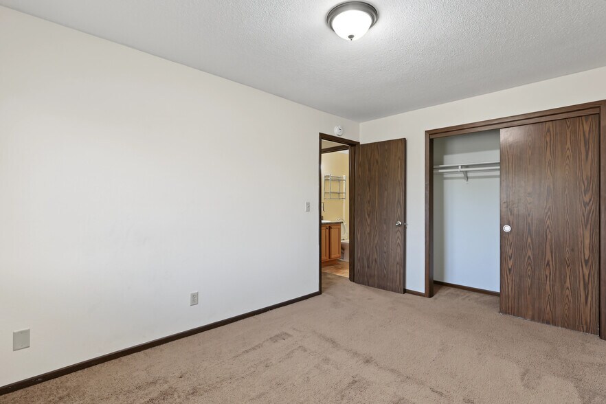 More Photos Of 5555 SW 9th St, Des Moines Apartments For Sale