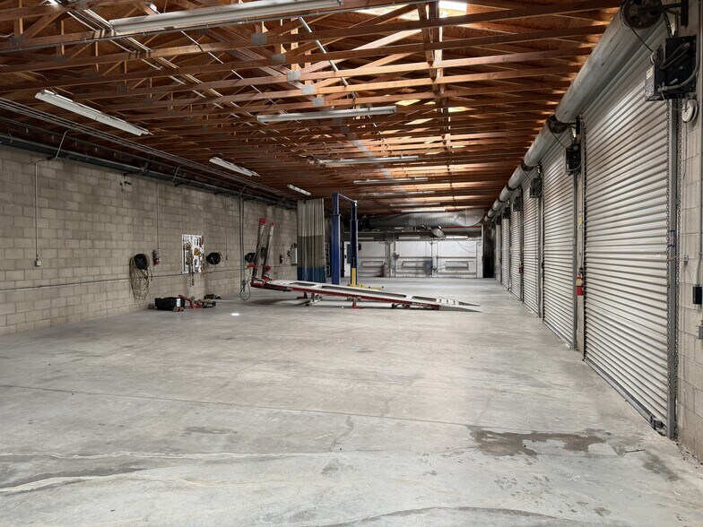 More Photos Of 1561-1571 S Lilac Ave, Bloomington Warehouse For Lease