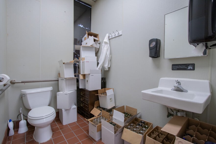 More Photos Of 104 Macomb Pl, Mount Clemens Restaurant For Sale