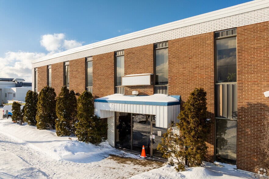 More Photos Of 2117-2129 Rue Berlier, Laval Manufacturing For Lease