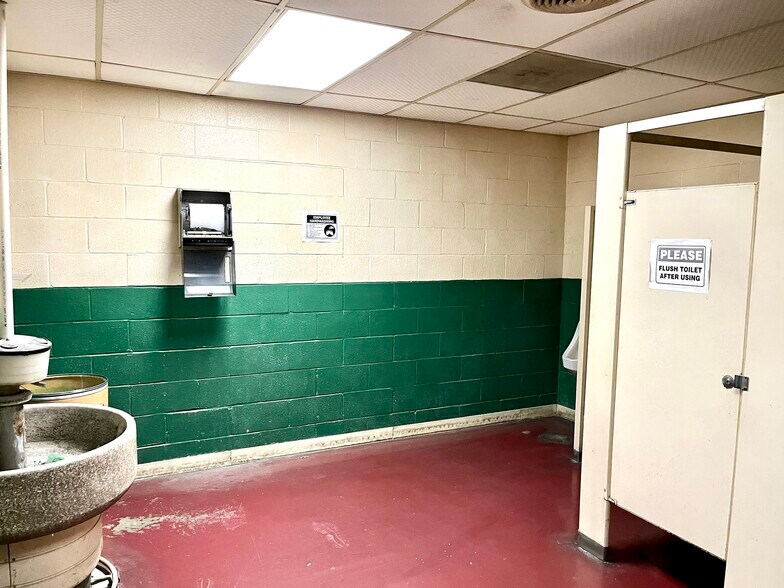 More Photos Of 103 S Acres St, Sikeston Distribution For Lease