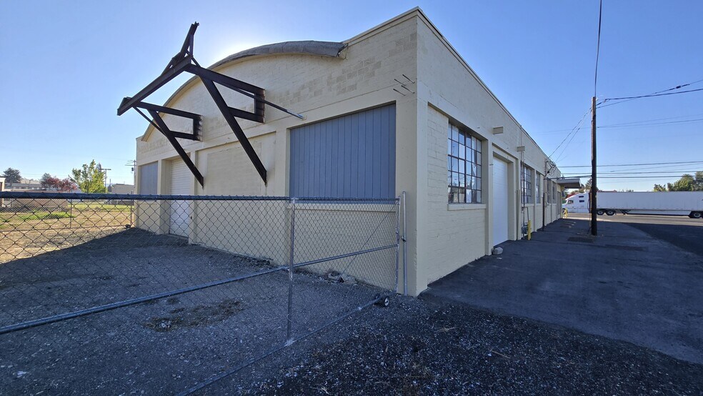 More Photos Of 4609 S 6th St, Klamath Falls Storefront For Sale