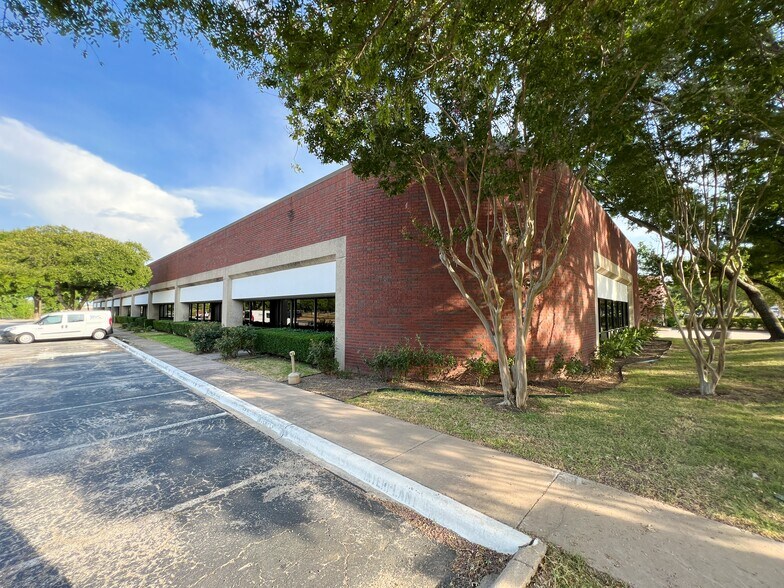 More Photos Of 3019 Alvin Devane Blvd, Austin Unknown For Lease