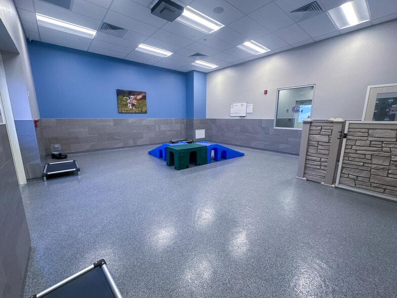 More Photos Of 2386 Florida Highway 426 Hwy, Oviedo Veterinarian Kennel For Sale