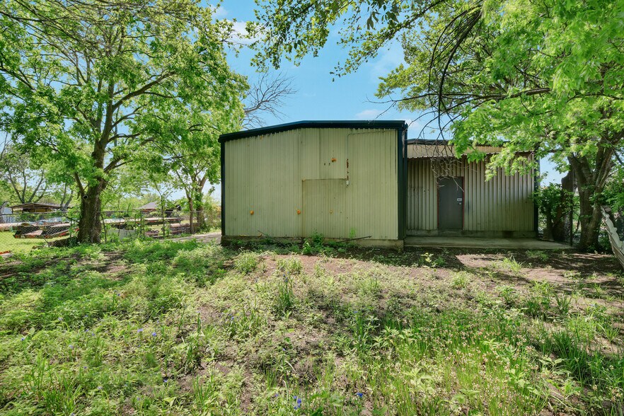 More Photos Of 3115 Sabine St, Forest Hill Warehouse For Sale
