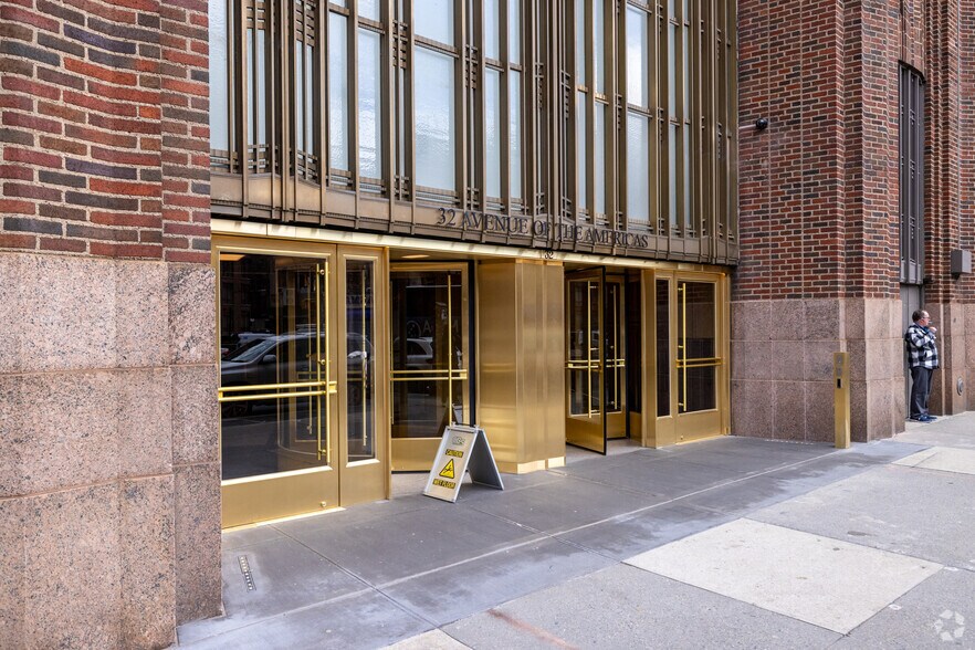 More Photos Of 32 Avenue of the Americas, New York Industrial For Lease