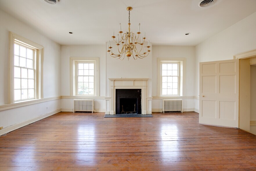 More Photos Of 100 E Main St, Richmond Office For Sale