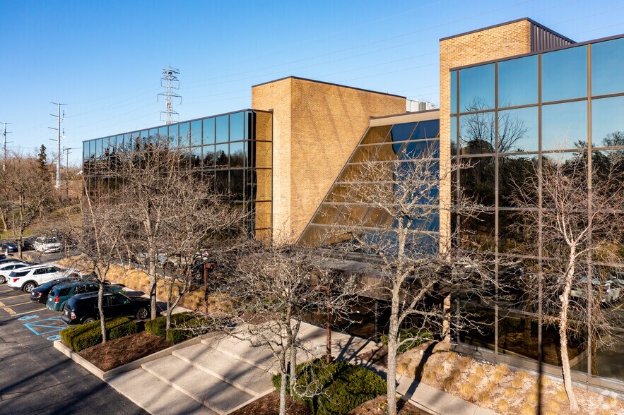 More Photos Of 300 E Long Lake Rd, Bloomfield Hills Office For Lease