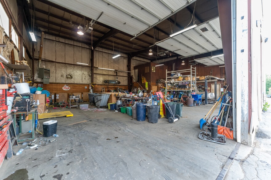 More Photos Of 563 Plains Rd, Tamworth Warehouse For Lease