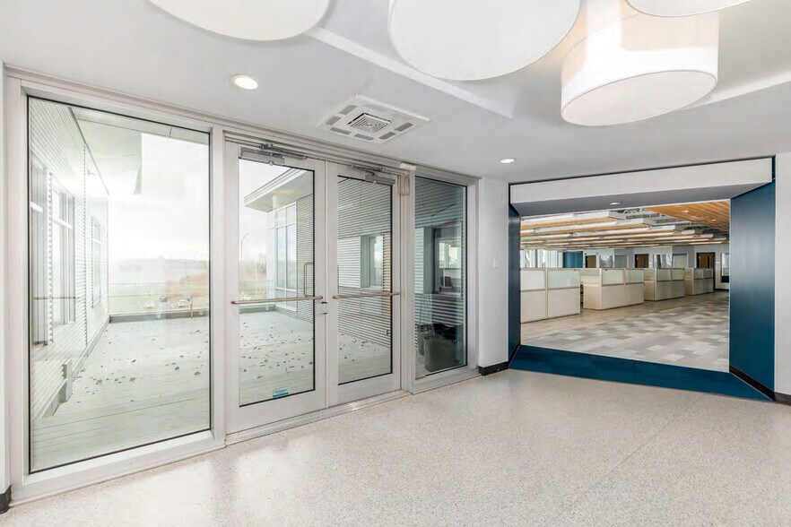 More Photos Of 3365-3367 Sainte-Anne Boul, Québec Office For Sale