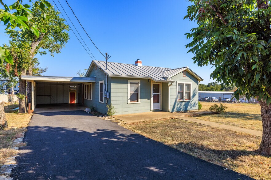 More Photos Of 616 W Live Oak St, Fredericksburg General Retail For Sale