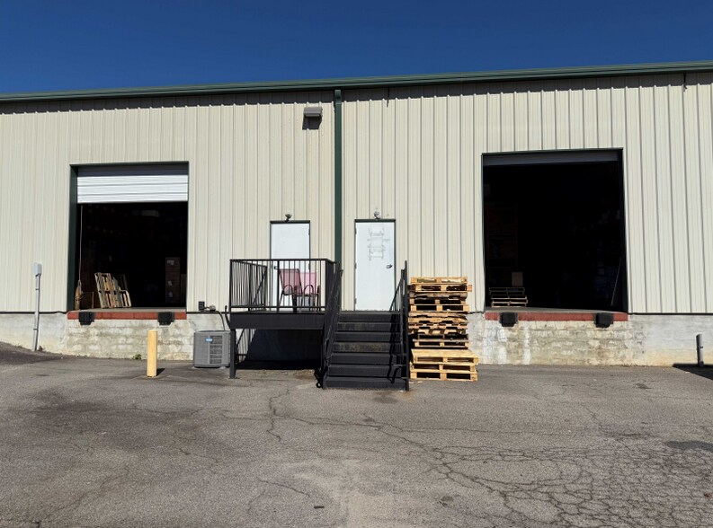 More Photos Of 12101-12121 Wilfong Ct, Midlothian Light Distribution For Lease