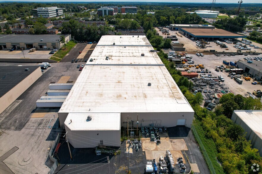 More Photos Of 1085-1107 N Warson Rd, Saint Louis Warehouse For Lease