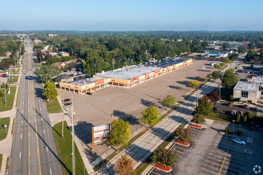 More Photos Of 31530-31630 Grand River Ave, Farmington Freestanding For Lease