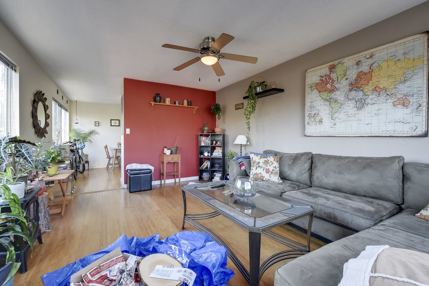 More Photos Of 9103 Glover Rd, Langley Storefront Retail Residential For Lease