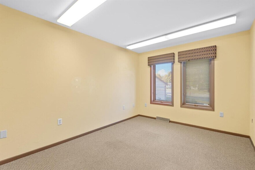 More Photos Of 2131 Calumet Dr, New Holstein Medical For Lease