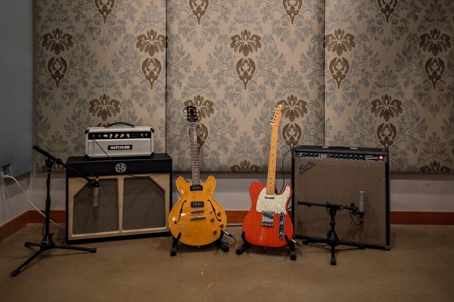 More Photos Of 2205 E 12th St, Austin Movie Radio TVStudio For Sale