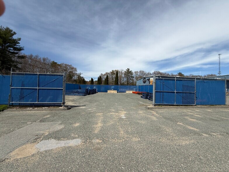 More Photos Of 111 Braley Rd, East Freetown Warehouse For Lease
