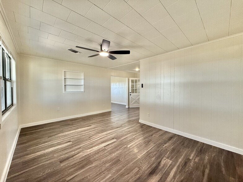 More Photos Of 5821 Limmer Loop, Hutto Warehouse For Lease