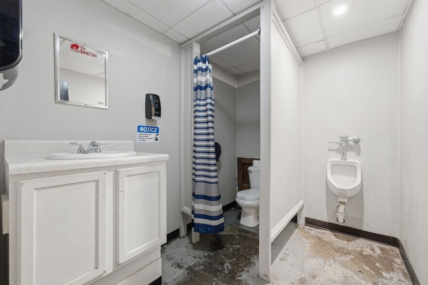 More Photos Of 2025 Hickory Grove Rd, Davenport Bar For Sale