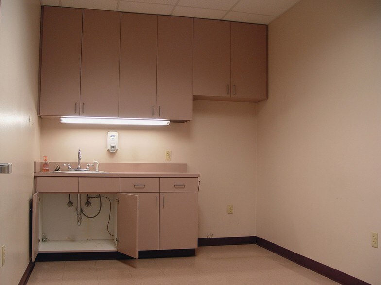 More Photos Of 2800 W 70th St, Shreveport Flex For Lease