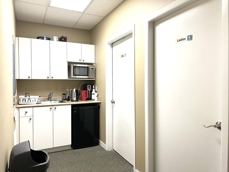 More Photos Of 998 Harbourside Dr, North Vancouver Showroom For Sale