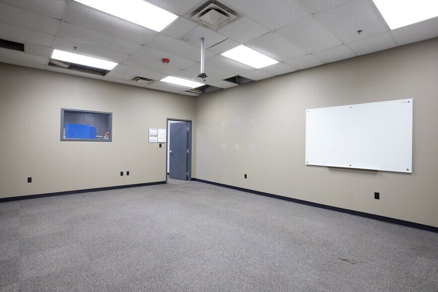 More Photos Of 11401 N Congress Ave, Kansas City Manufacturing For Lease